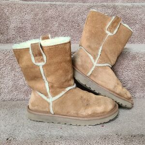 UGG Sz 8 Womens Classic Short Spill Seam boots in the chestnut color